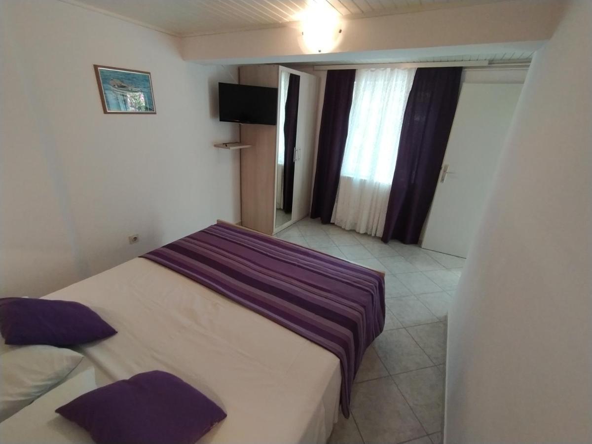Apartments Dario Krk Town Esterno foto